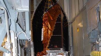 Potret ketika teleskop luar angkasa masuk ke dalam bagian atas roket. Foto: NASA