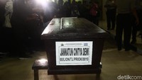 Sebelumnya, di tempat yang sama, Kapus Inafis Bareskrim Polri Brigjen Hudi Suryanto menyebut alamat Jannatun di Sidoarjo, Jawa Timur. Jenazah Jannatun bisa diidentifikasi dari sidik jari dan pencocokan dari data antemortem berupa kartu keluarga (KK).