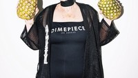 Sudah terlihat seperti model belum? Berpose dengan dua buah nanas, Winkle tetap modis dengan balutan outfit serba hitam. Foto: instagram @baddiewinkle
