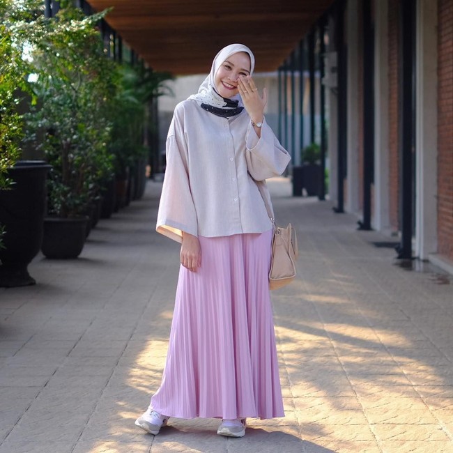 Rok tiga perempat itu ia padukan dengan kaus kaki panjang, sehingga tetap menutup aurat dan terlihat sopan. Baju yang ia pilih biasanya senada dengan roknya agar tak terlihat bertabrakan. Foto: Instagram/ZaskiaAdyaMecca