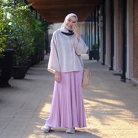 Rok tiga perempat itu ia padukan dengan kaus kaki panjang, sehingga tetap menutup aurat dan terlihat sopan. Baju yang ia pilih biasanya senada dengan roknya agar tak terlihat bertabrakan. Foto: Instagram/ZaskiaAdyaMecca