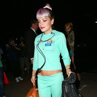 Lily Allen menuai kontroversi dengan kostum dokternya di pesta Halloween 2014. Tak ada yang salah memang dari kostum ini, namun tulisan di bajunya, Dr. Luke Gynecology Department membuat ia dikritik habis-habisan. Pasalnya, kala itu penyanyi Kesha sedang memperjuangkan haknya atas Dr. Luke yang melakukan pelecehan seksual padanya. Foto: Instagram