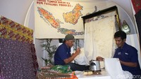 Tak hanya itu Pak Suwandi dan Deden warga binaan lapas Cipinang menunjukkan bakat membatik yang lama dipelajarinya di dalam lapas. Hasil membatik yang mereka tekuni telah dijual hingga mancanegara, seperti ke Singapore, Malaysia dan masih banyak lagi.
