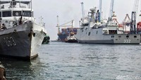 KRI I Gusti Ngurah Rai (kanan) yang membawa Panglima TNI Marsekal Hadi Tjahjanto bergerak menuju perairan Karawang pagi tadi.