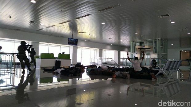 Simulasi penanganan teroris di Bandara Ahmad Yani Semarang. 