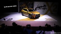  Banyak hal menarik di BMW X2 dibanding saudara BMW seri-X lainnya. Seperti eksterior yang sporty dan spesial, roundel baru pada pilar C, bentuk lebar di bagian bawah daripada bagian atasnya, dan lain sebagainya. Teknologinya pun lebih lengkap seperti sistem bantuan pengemudi yang lebih banyak.