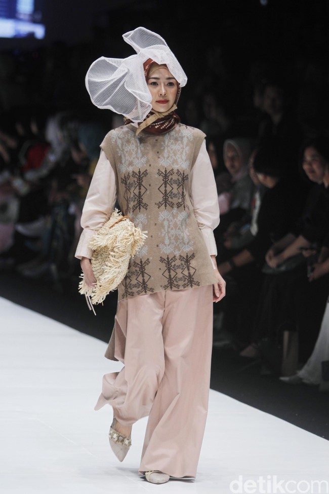 Desainer Ria Miranda mengangkat tema Korea untuk koleksi terbarunya yang ditampilkan di Jakarta Fashion Week 2019, Senayan City, Jakarta, Sabtu [20/10/2018]. Foto: Mohammad Abduh/Wolipop