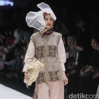 Desainer Ria Miranda mengangkat tema Korea untuk koleksi terbarunya yang ditampilkan di Jakarta Fashion Week 2019, Senayan City, Jakarta, Sabtu [20/10/2018]. Foto: Mohammad Abduh/Wolipop
