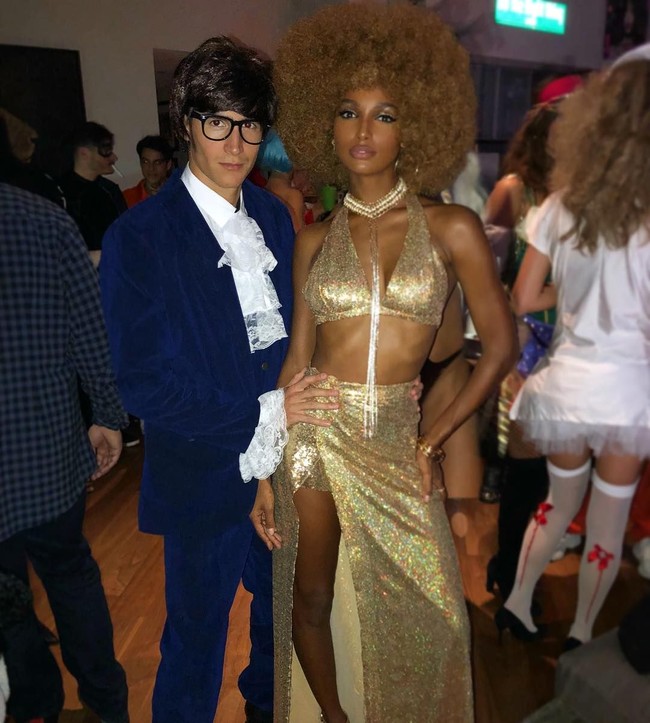 Jasmine Tookes bertransformasi sebagai Foxxy Cleopatra, karakter yang diperankan Beyonce di film Austin Powers. Foto: Instagram