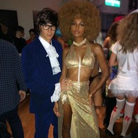 Jasmine Tookes bertransformasi sebagai Foxxy Cleopatra, karakter yang diperankan Beyonce di film Austin Powers. Foto: Instagram