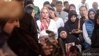 Sedangkan Viona tampak masih larut dalam duka dan terlihat matanya yang sembab. Pool/Noel/detikFoto.