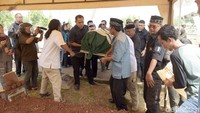 Ibunda Eko Patrio dimakamkan pada siang tadi, Rabu (31/10) di TPU Penggilingan, Rawamangun, Jakarta Timur. Pool/Noel/detikFoto.