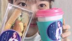 Manis Banget! Pose IU Saat Minum Teh dan Masak Pizza