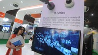 Seorang SPG berdiri di salah satu booth milik Professtama yang menyajikan teknologi CCTV di IIW 2018. Foto: dok. Professtama