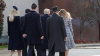 Trump tampak ditemani istrinya, Melania Trump, dalam kunjungan ini. (Foto: Dok. REUTERS/Kevin Lamarque)