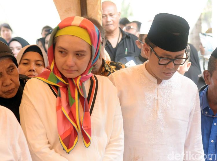 Mata Sembab Viona dan Ketegaran Eko Patrio di Pemakaman