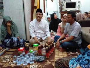 Gus Ipul Kunjungi Keluarga Deryl, Warga Surabaya Penumpang Lion Air JT 610