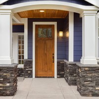 Kamu memilih mempertahankan warna asli pintu kayu yang berwarna cokelat, menandakan pribadi yang pemurah juga rendah hati. Orang-orang di sekitar akan merasakan pribadimu yang hangat juga bisa diandalkan. Tapi di sisi lain kamu tidak terlalu suka keramaian dan lebih menikmati waktu sendiri yang lebih personal. Foto: iStock