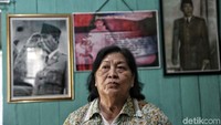 Ibu Yanto, salah satu cucu pemilik rumah sekaligus pengelolanya menyambut rombongan dengan ramah dan senyuman terbaiknya.