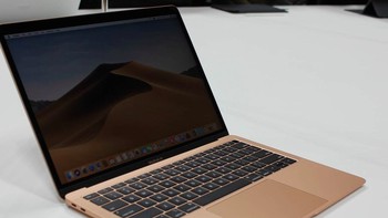 Perangkat ini dilengkapi fitur FaceTime HD, keyboard dan force touch trackpad baru. Selain itu ada Touch ID untuk keamanan akses.  Foto: Pocket Lint