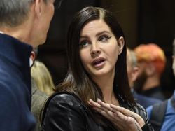 Senyum Lebar CEO Apple Rilis MacBook Air dan iPad Anyar