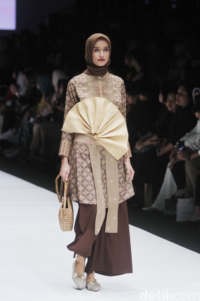Desainer Ria Miranda mengangkat tema Korea untuk koleksi terbarunya yang ditampilkan di Jakarta Fashion Week 2019, Senayan City, Jakarta, Sabtu [20/10/2018]. Foto: Mohammad Abduh/Wolipop