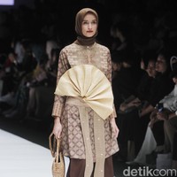 Desainer Ria Miranda mengangkat tema Korea untuk koleksi terbarunya yang ditampilkan di Jakarta Fashion Week 2019, Senayan City, Jakarta, Sabtu [20/10/2018]. Foto: Mohammad Abduh/Wolipop
