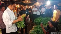 Selain tempe, dia juga bertanya harga sayur-sayuran yang menurut dia relatif stabil. Foto: Niken Purnamasari