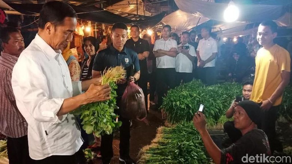 Blusukan Malam ke Pasar Bogor, Jokowi Pastikan Harga Stabil