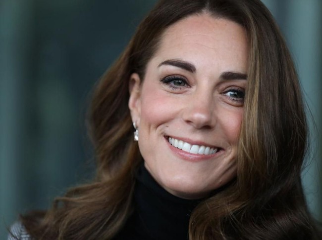 Di jajaran aksesori, ia mempercantik dirinya dengan anting berlian simpel rancangan desainer favoritnya, Kiki McDonugh. (Foto: Getty Images)