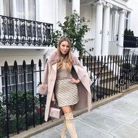 Anna pun menceritakan pengalamannya berkencan dengan pria kaya. Suatu waktu aku berkencan dengan pria sangat kaya, berpergian dengannya ke mana-mana. Itu seperti sebuah film, selalu ada pengawal, dia akan memberikanmu uang dalam tas dan berkata, pergilah belanja tutur Anna. Foto: Instagram @schoolofaffluence