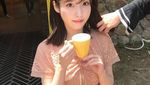 Manis Banget! Pose IU Saat Minum Teh dan Masak Pizza