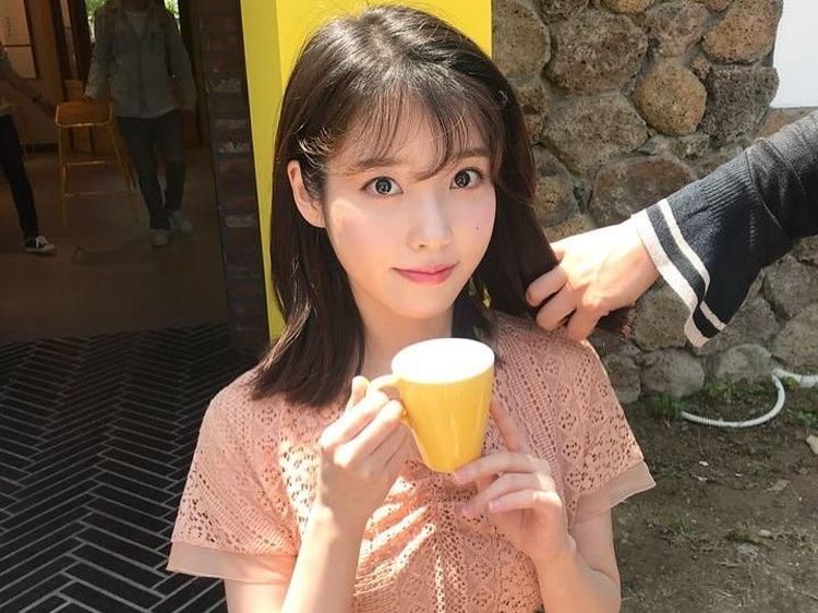 Manis Banget! Pose IU Saat Minum Teh dan Masak Pizza