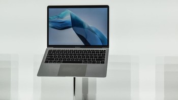 MacBook Air versi warna silver. Foto: Getty Images