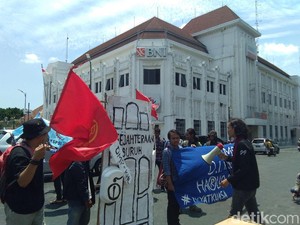 Buruh di Yogya Demo Tolak UMP Rp 1,57 Juta