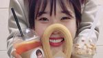 Manis Banget! Pose IU Saat Minum Teh dan Masak Pizza