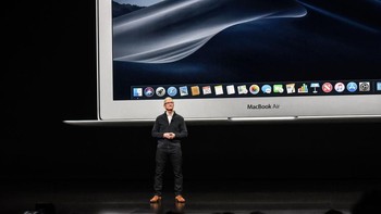 CEO Apple, Tim Cook, ketika memperkenalkan MacBook Air terbaru. Foto: Getty Images