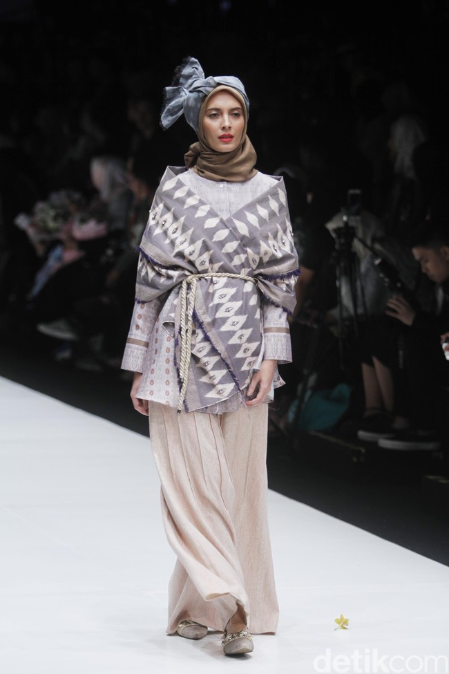 Desainer Ria Miranda mengangkat tema Korea untuk koleksi terbarunya yang ditampilkan di Jakarta Fashion Week 2019, Senayan City, Jakarta, Sabtu [20/10/2018]. Foto: Mohammad Abduh/Wolipop