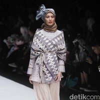 Desainer Ria Miranda mengangkat tema Korea untuk koleksi terbarunya yang ditampilkan di Jakarta Fashion Week 2019, Senayan City, Jakarta, Sabtu [20/10/2018]. Foto: Mohammad Abduh/Wolipop