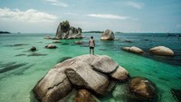 Pantai Tanjung Kelayang berada di Belitung Barat, dapat ditempuh naik mobil sekitar 1 jam dari Bandara H.A.S. Hanandjoeddin (Sendy Aditya Saputra/Istimewa/Kemenpar)