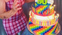 Wanita bernama lengkap Helen Ruth Elam Van Winkle ini sukses menarik perhatian publik lewat postingan foto-fotonya. Ia adalah nenek berusia 90 tahun yang aktif dan bergaya nyentrik. Foto: instagram @baddiewinkle
