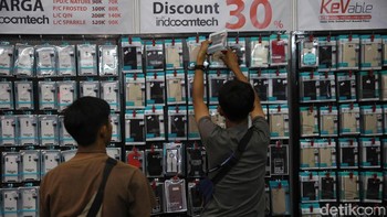Pengunjung Indocomtech pun bisa berburu pernak-pernik gadget dengan beragam potongan harga. (Foto: Agung Pambudhy/detikINET)