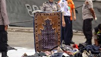 Ada banyak barang yang ditemukan, salah satunya sajadah ini.