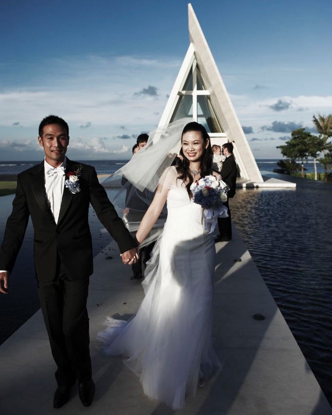 Inilah foto throwback saat pernikahan mereka di Bali 10 tahun lalu. 2008 to 2018. 10 years, 3752 days, 120 months, 5220 weeks, 2 kids later #jt10anniversary, begitu caption manis bos cantik asal Singapura itu.  Foto: Instagram (@tjinlee)