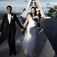 Inilah foto throwback saat pernikahan mereka di Bali 10 tahun lalu. 2008 to 2018. 10 years, 3752 days, 120 months, 5220 weeks, 2 kids later #jt10anniversary, begitu caption manis bos cantik asal Singapura itu.  Foto: Instagram (@tjinlee)