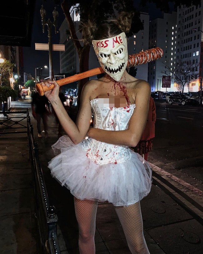 Josephine Skriver memilih karakter dari film horor The Purge. Foto: Instagram