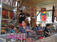 Mengenal Pesona Kain Tenun Adat Bayan nan Sakral