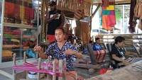 Hal itu memiliki nilai kearifan bahwa ketika memberikan sesuatu kepada orang lain dengan tangan kanan, maka dilarang sekali berharap sesuatu kembali terhadap apa yang telah diberikan kepada orang lain (dok Jajaq Bayan/Istimewa)
