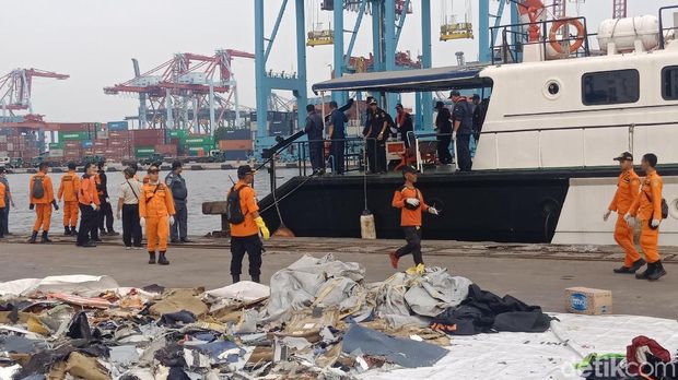KPLP membawa tiga kantong jenazah ke posko evakuasi JICT 2, Tanjung Priok. Dua kantong di antaranya berisi anggota tubuh korban jatuhnya Lion Air, Rabu (31/10/2018)