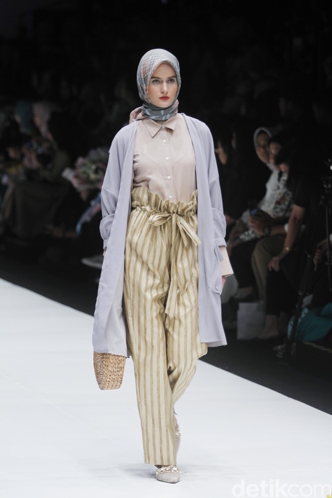 Desainer Ria Miranda mengangkat tema Korea untuk koleksi terbarunya yang ditampilkan di Jakarta Fashion Week 2019, Senayan City, Jakarta, Sabtu [20/10/2018]. Foto: Mohammad Abduh/Wolipop